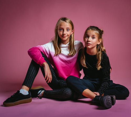两个女孩坐在地板上 · 免费素材图片