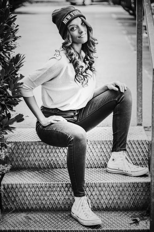 女人坐的单色照片 · 免费素材图片