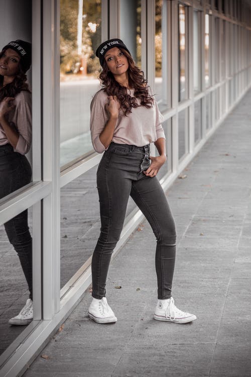 女人站在玻璃墙附近 · 免费素材图片