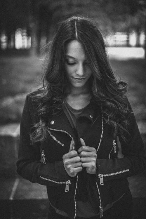 头朝下的女人的照片 · 免费素材图片