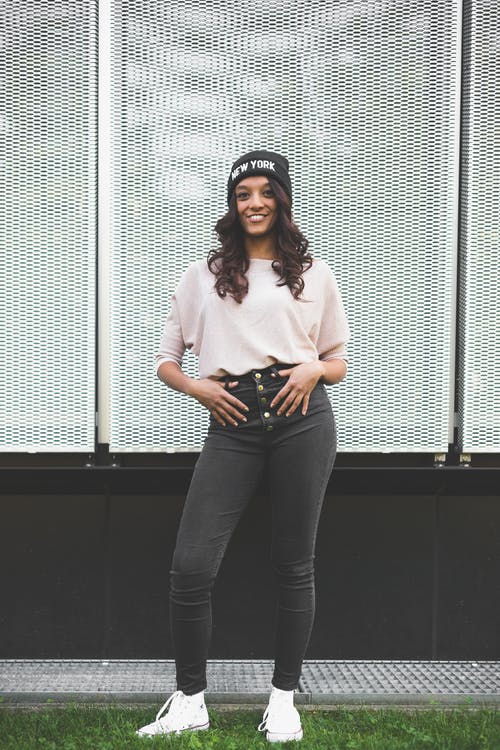 女人戴着帽子的照片 · 免费素材图片