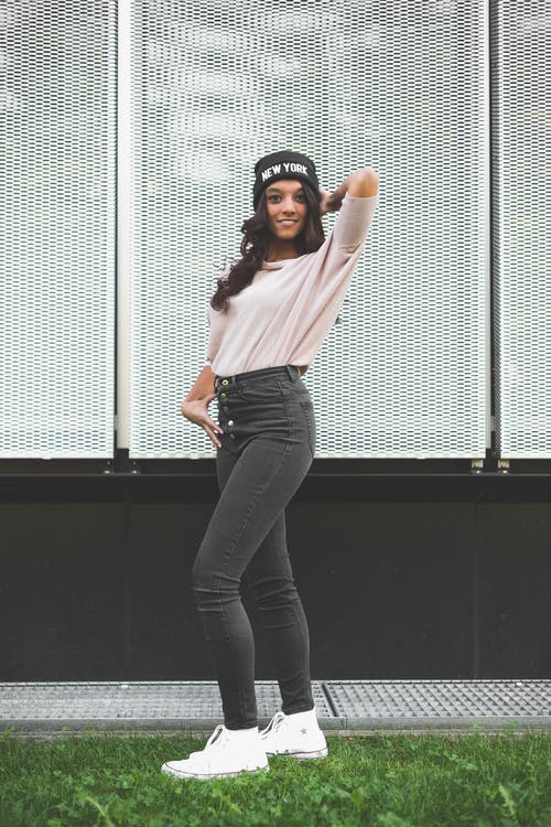 一个女人穿着豆豆的照片 · 免费素材图片