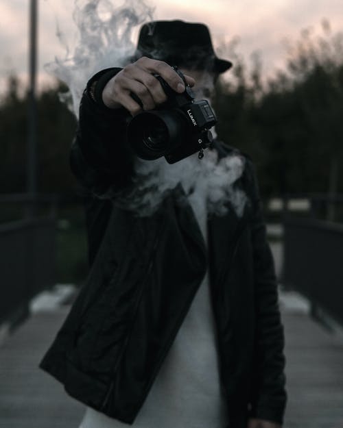 Person Black Holding Lumix Dslr相机 · 免费素材图片