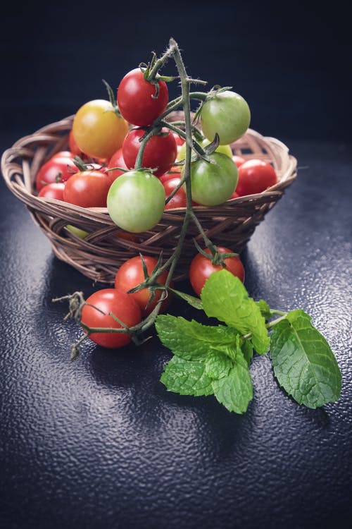 西红柿在编织篮子上的照片 · 免费素材图片