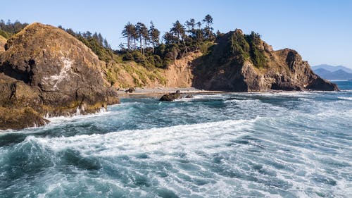 海浪拍打着海滨 · 免费素材图片