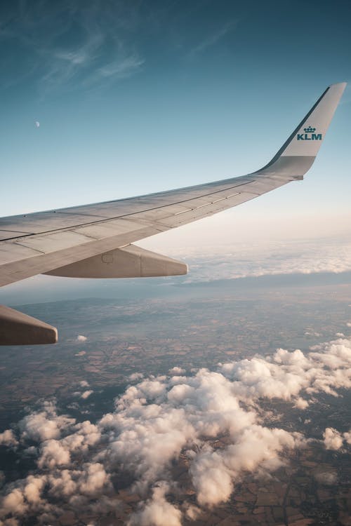 云层上方飞行的klm客机 · 免费素材图片