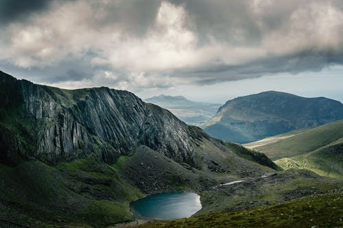 多云的天空下山附近湖的鸟瞰图 · 免费素材图片
