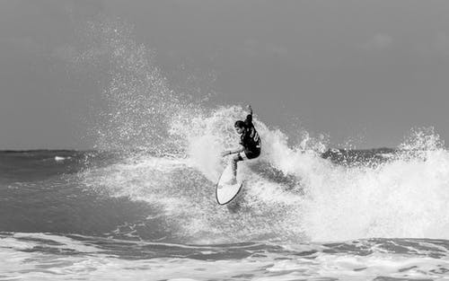 冲浪者的灰度摄影 · 免费素材图片