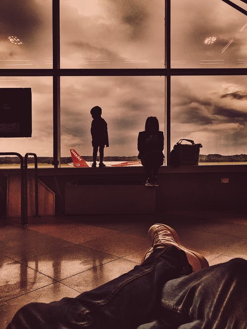 一个人和蹒跚学步的剪影照片 · 免费素材图片