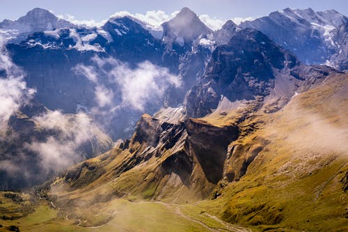 晴朗的天空下的山脉 · 免费素材图片