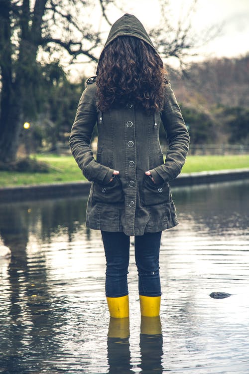 站在池塘中间的女人 · 免费素材图片