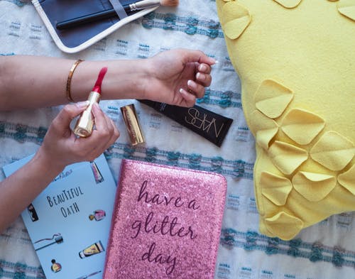 拿着红色唇膏的人 · 免费素材图片