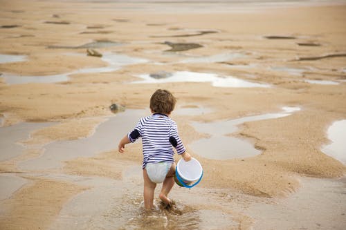 蹒跚学步在海岸线上行走 · 免费素材图片
