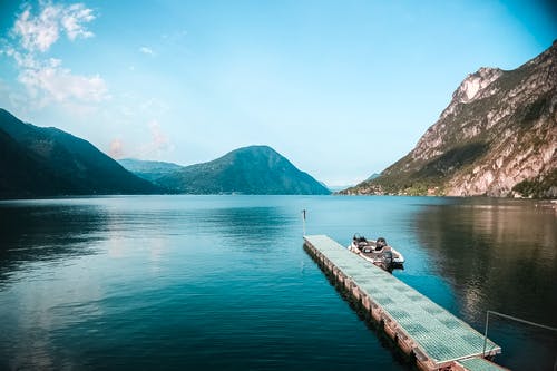 在蓝天下群山环抱的湖 · 免费素材图片