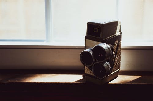桌上的黑色老式相机 · 免费素材图片