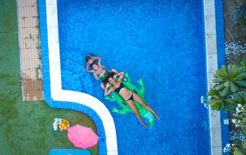 三人游泳的航拍 · 免费素材图片