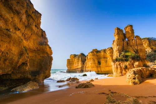 山附近的海滩 · 免费素材图片