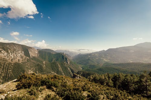 蓝天下的山脉照片 · 免费素材图片