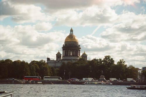 树木和水体附近的车辆 · 免费素材图片