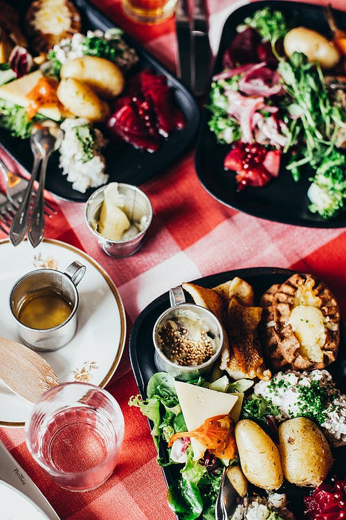 桌上的碗里各种菜 · 免费素材图片