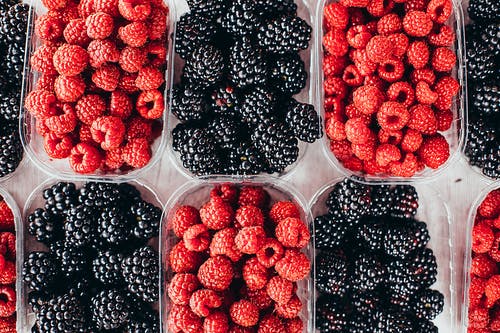 黑莓和覆盆子在透明的塑料容器中 · 免费素材图片