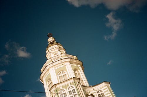 低角度摄影白色混凝土建筑 · 免费素材图片