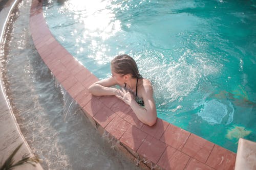 游泳池里的女人 · 免费素材图片