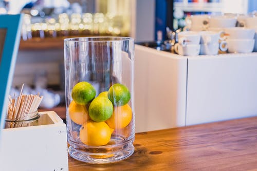 透明玻璃内的柑橘类水果的照片 · 免费素材图片