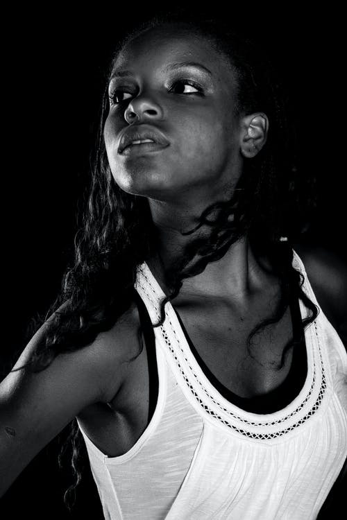 妇女佩带的白色无袖衫照片。 · 免费素材图片