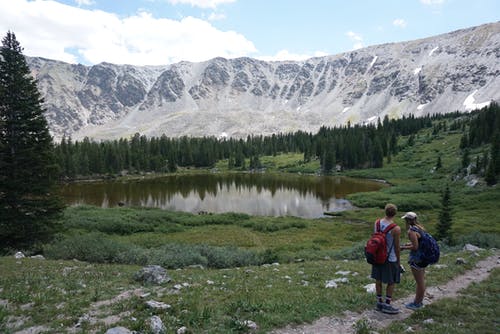 雪山环抱的湖泊照片 · 免费素材图片