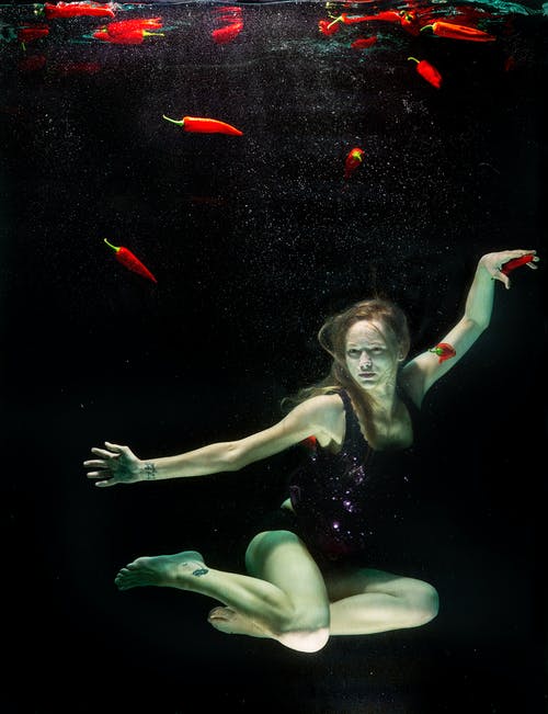 水下穿着黑色一件泳装的女人 · 免费素材图片