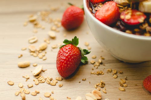 草莓被坚果包围的照片 · 免费素材图片