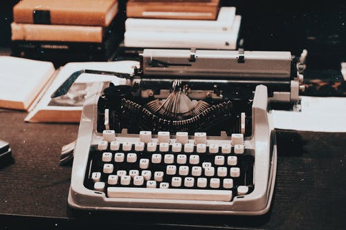 桌上的老式打字机的照片 · 免费素材图片