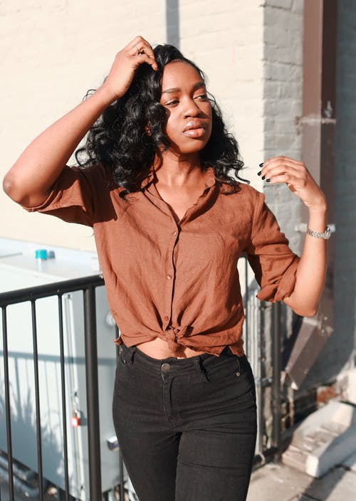 站在黑色的栏杆旁边的女人 · 免费素材图片