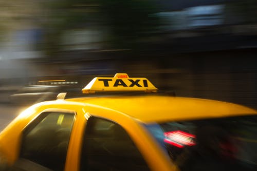 平移黄色出租车摄影 · 免费素材图片