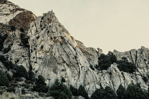 多云的天空下的落基山 · 免费素材图片
