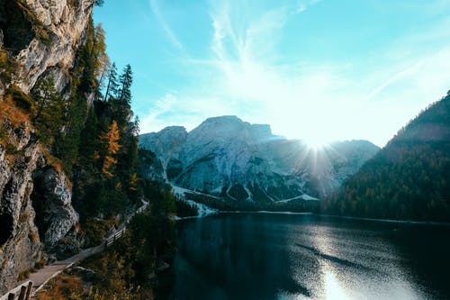 四面环山的湖泊 · 免费素材图片