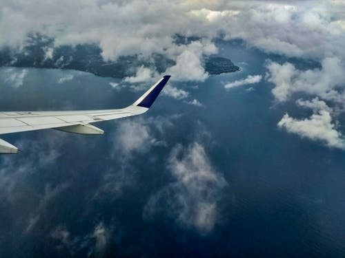 飞机机翼的航拍 · 免费素材图片