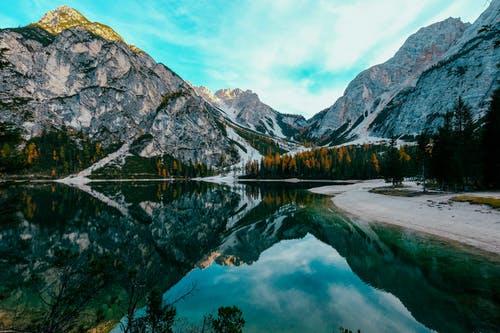 水体附近的美丽山景照片 · 免费素材图片