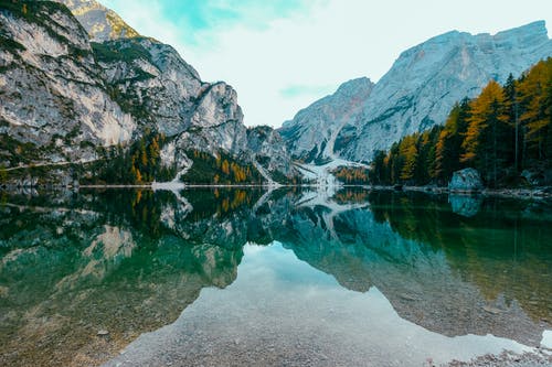 水体附近的美丽山景照片 · 免费素材图片