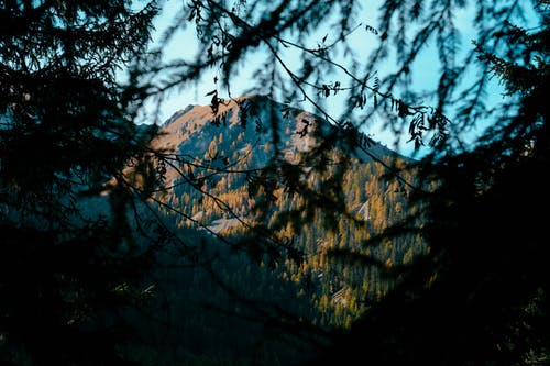 山的广角摄影 · 免费素材图片