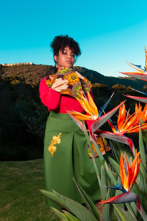 女人站在绿草草坪上 · 免费素材图片