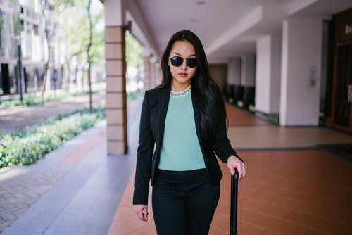 站在棕色地板上的女人 · 免费素材图片