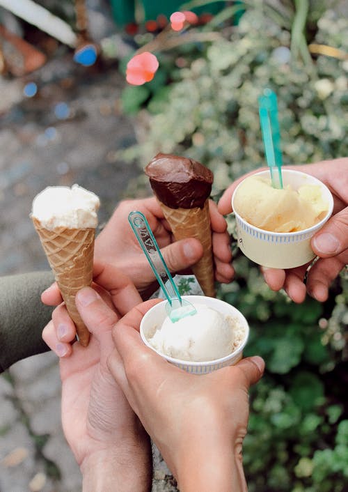 四人拿着冰淇淋 · 免费素材图片