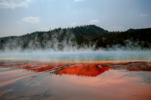 山附近的水域 · 免费素材图片