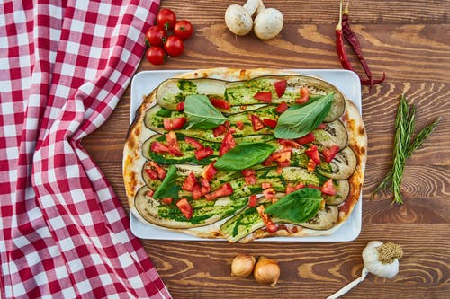 披萨配蔬菜和香料 · 免费素材图片