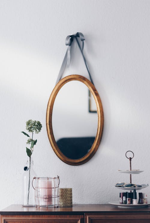 椭圆形棕色木制镜框挂镜 · 免费素材图片