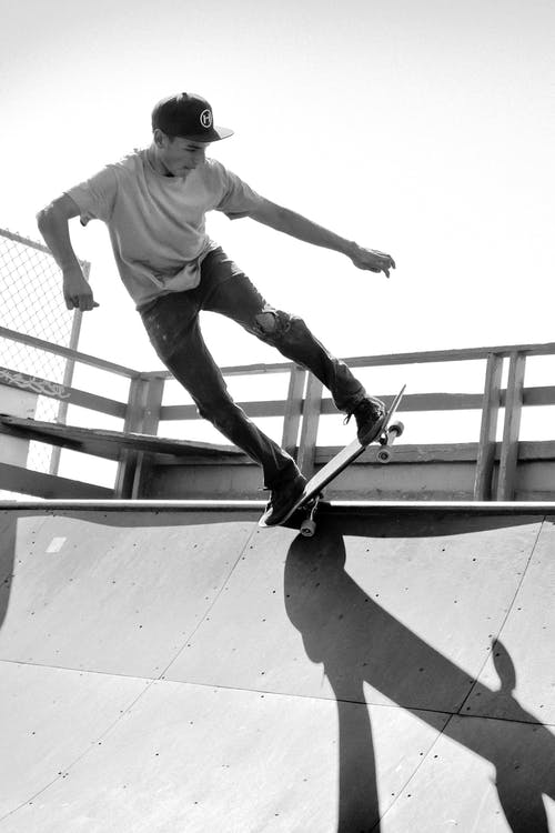 舷梯上男子滑板的灰度摄影 · 免费素材图片
