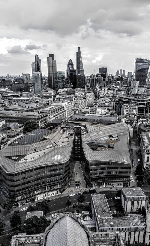 灰度空中城市天际线摄影 · 免费素材图片