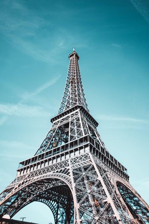 埃菲尔铁塔的低角度照片 · 免费素材图片